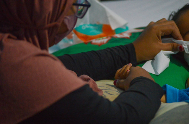Seorang warga menjaga anaknya yang dirawat dengan dugaan gagal ginjal akut di RSUP Dr.M.Djamil, Padang, Sumatera Barat, Kamis (20/10/2022).  Foto: Iggoy el Fitra/Antara Foto
