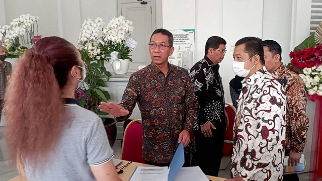 Pj Gubernur DKI Jakarta Heru Budi Hartono saat berbincang dengan warga di meja pengaduan di Balai Kota DKI Jakarta, Kamis (20/10/2022). Foto: Fadlan/kumparan