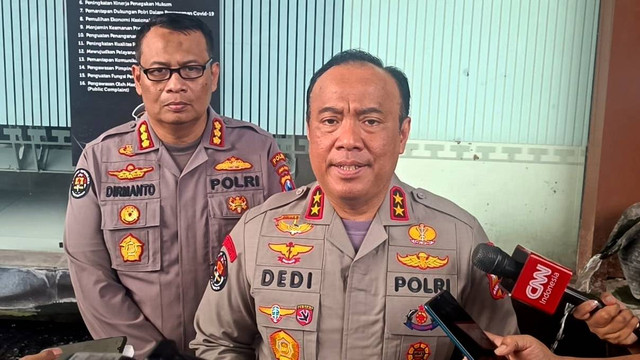 Kadiv Humas Polri Irjen Dedi Prasetya menyampaikan perkembangan pemeriksaan tragedi Kanjuruhan Malang di Mapolda Jatim, Kamis (20/10/2022). Foto: Farusma Okta Verdian/kumparan