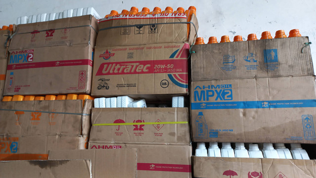Penampakan oli palsu dari cairan parafin yang dikemas dalam botol merek oli terkenal, Yamalube dan AHM Oil. Foto: Intan Alliva Khansa/kumparan
