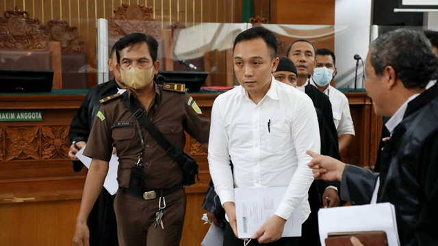 Terdakwa pembunuhan berencana terhadap Brigadir Yosua, Ricky Rizal, usai jalani sidang di Pengadilan Negeri Jakarta Selatan, Kamis (20/10/2022).  Foto: Aditia Noviansyah/kumparan