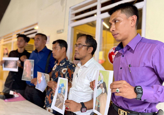 Kuasa Hukum keluarga korban saat melakukan konferensi pers di Kota Ternate, Maluku Utara. Foto: Samsul Hi. Laijou/cermat
