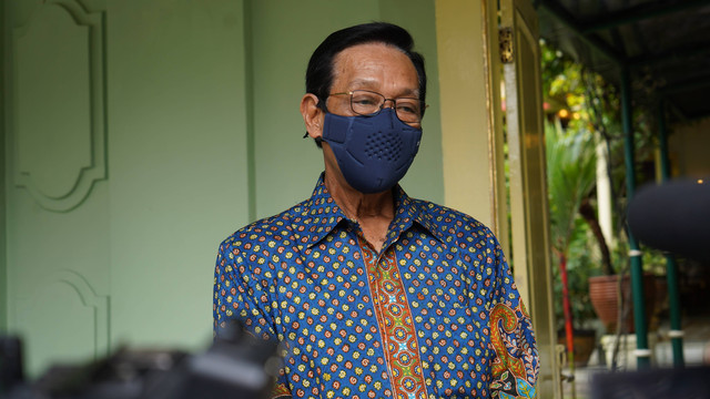 Sultan HB X melayani wartawan usah menerima Kapolda DIY yang baru pada Kamis (20/10) di Kepatihan. Foto: Dok. Humas Pemda DIY