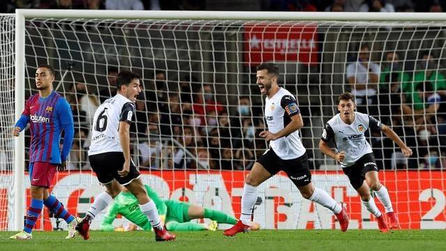 Selebrasi pemain Valencia usai mencetak gol ke gawang FC Barcelona pada pertandingan lanjutan Liga Spanyol di Camp Nou, Barcelona, Spanyol. Foto: Albert Gea/REUTERS