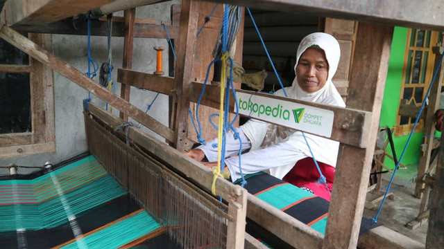 Dompet Dhuafa Jogja Program Ekonomi bersama Tokopedia menyalurkan Bantuan Modal Usaha Batik Lurik ATBM Lestari (18/10/22).