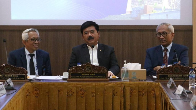 Ketua Majelis Wali Amanat UNS, Hadi Tjahjanto bersama fungsionaris MWA menyampaikan penetapan tiga calon rektor. FOTO: Agung Santoso