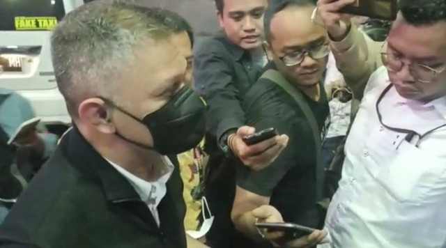 Wakil Ketua PSSI Iwan Budianto usai menjalani pemeriksaan di Mapolda Jatim, Kamis (20/10/2022). Foto: Farusma Okta Verdian/kumparan