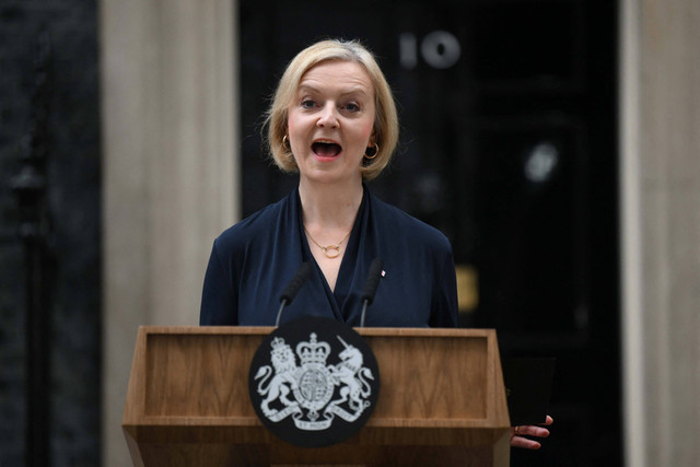 Perdana Menteri Inggris, Liz Truss menyampaikan pidato pengunduran dirinya di luar 10 Downing Street, London, Britania Raya, Kamis (20/10/2022). Foto: Daniel LEAL/AFP
