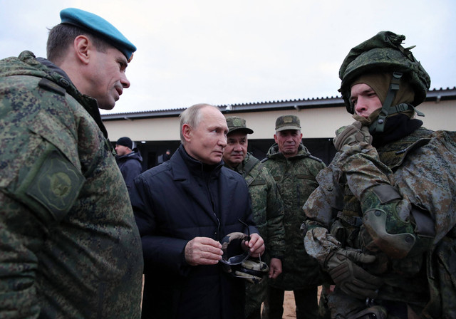 Presiden Rusia Vladimir Putin meninjau di pusat pelatihan Distrik Militer Barat untuk pasukan cadangan yang dimobilisasi, di Wilayah Ryazan, Rusia Kamis (20/10/2022). Foto: Mikhail Klimentyev / Sputnik / AFP