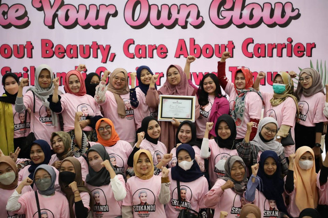 Relawan Srikandi Ganjar menggelar seminar bertajuk 'Make Your Own Goal: Care about Beauty, Care about Career' yang digelar pada Rabu (19/10/2022) di Banjaragung, Kecamatan Puri, Mojokerto, Jawa Timur.  Foto: Dok. Istimewa