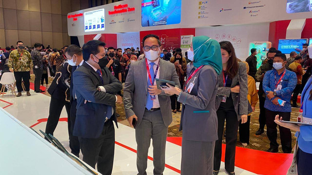 Wakil Menteri BUMN 2 Kartika Wirjoatmodjo (kedua kanan) bersama Direktur Utama PT Bank Syariah Indonesia Tbk (BSI), Hery Gunardi, tengah memperhatikan penjelasan tentang transformasi layanan digital BSI pada ajang SOE International Conference di Nusa Dua, Bali, Senin (17/10). Foto: Dok. BSI