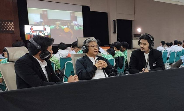 Kesungguhan Mendorong Kesuksesan. Foto saat memberikan komentar saat berlangsungnya laga e-sport piala Rektor UAI. (Dok. UAI)