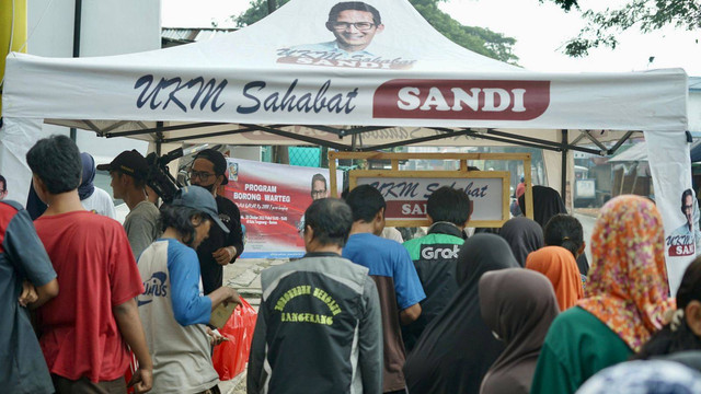 Relawan UKM Sahabat Sandi membagikan makanan ke warga dari hasil borong Warteg di Tangerang. Foto: Dok. Istimewa