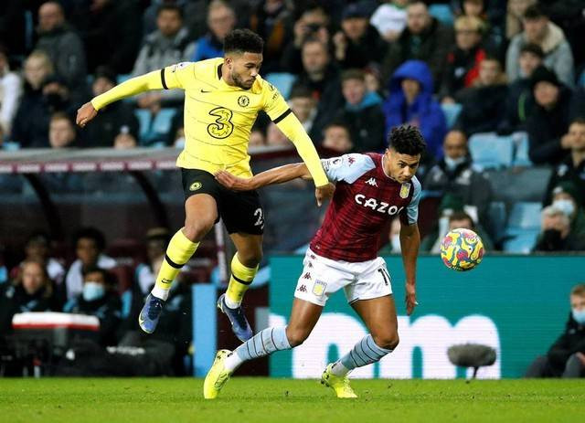 Reece James dari Chelsea beraksi dengan Gambar Aksi Ollie Watkins dari Aston Villa melalui Reuters/Andrew Boyers di Villa Park, Birmingham, Inggris. Foto: David Klein/Reuters