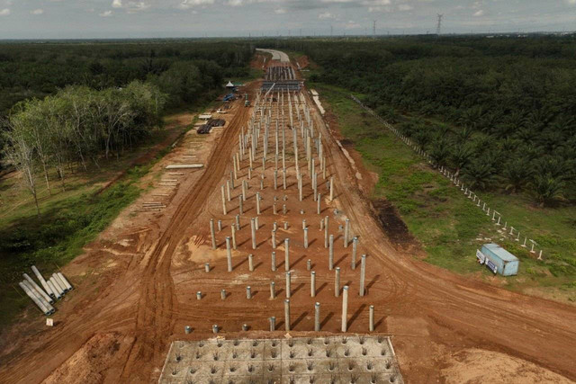 PT Waskita Beton Precast (WSBP) tengah menyuplai produk ke prohek Tol Tebing Tinggi - Serbelawan.  Foto: Waksita Beton Precast