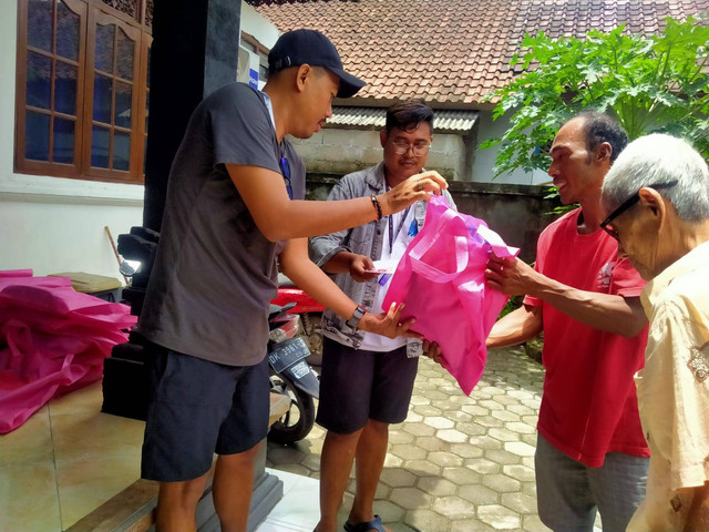 Sumbangan sembako untuk warga yang kurang mampu di Nusa Lembongan, Klungkung, Bali - IST