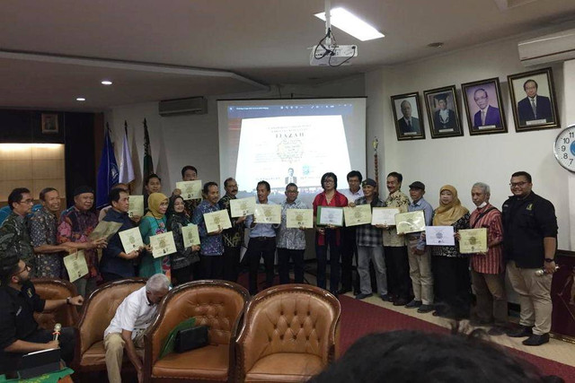 Teman-teman Presiden Jokowi di Fakultas Kehutanan UGM ramai-ramai memamerkan ijazahnya saat di Fakultas Kehuatanan UGM, Jumat (21/10). Foto: Arfiansyah Panji Purnandaru/kumparan