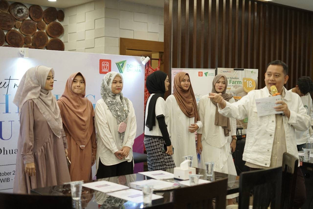 Guna memperluas literasi tentang wakaf, Dompet Dhuafa menggelar acara Gathering Influencer di Hanamasa Lenteng Agung, Kecamatan Jagakarsa, Kota Jakarta Selatan, pada Kamis (20/10/2022). Bertajuk “Meet & Meat”,  event gathering ini mengundang 50 Super Volunteer Dompet Dhuafa dari kalangan influencer baik pada skala micro, macro maupun mega influencer. Dengan semangat jiwa berbagi, mereka pun begitu antusias berbondong datang dari berbagai wilayah di kawasan Jabodetabek untuk menyerap hal-hal menarik terkait wakaf.