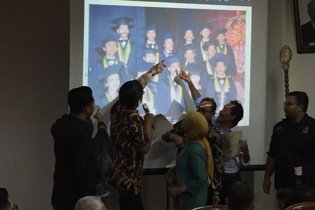 Keluarga Alumni UGM Kehutanan (Kagamahut) 1980 menunjukkan foto kebersamaan dengan Presiden Jokowi saat kuliah di Fakultas Kehutanan UGM dari naik gunung hingga wisuda, Jumat (21/10/2022). Foto: Arfiansyah Panji Purnandaru/kumparan