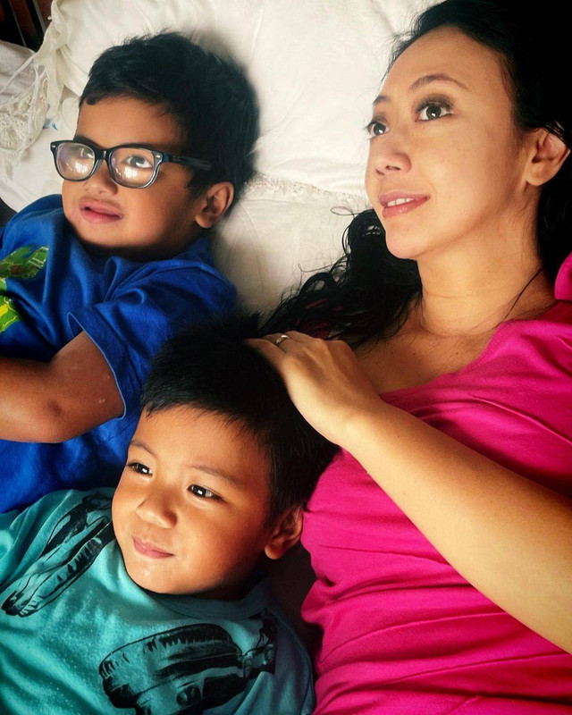 Asri Welas dan anak keduanya, Gibran (kiri berkacamata), yang mengalami katarak kongenital. Foto: Instagram/@ibran_gibran