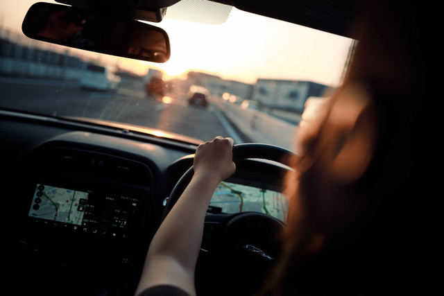 Ilustrasi tips belajar mobil untuk wanita. Foto: Unsplash
