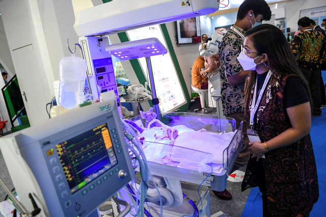 Pengunjung mengamati alat kesehatan yang dipamerkan pada Hospital Expo 2022 di JCC, Senayan, Jakarta, Jumat (21/10/2022). Foto: M Risyal Hidayat/ANTARA FOTO