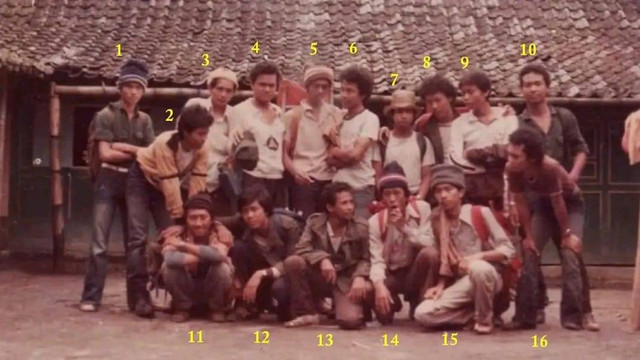 Momen Presiden Jokowi bersama teman-temannya di Fakultas Kehutanan UGM angkatan 1980. Foto: Dok. Damianus Jaka Santosa
