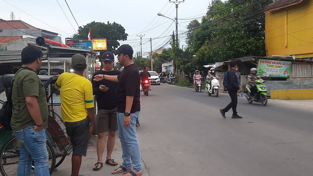 Petugas Satreskrim Polresta Serang Kota saat olah TKP penusukan MN (37) sepulang shalat Jumat oleh OTK di Jalan Raya Kebantenan, Kota Serang pada Jumat (21/10/2022) siang. Foto: Dok. Istimewa