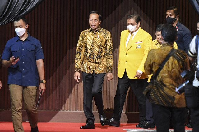 Presiden Jokowi (tengah) didampingi Ketua Umum Partai Golkar Airlangga Hartarto (kedua kanan) menghadiri acara puncak HUT ke-58 Partai Golkar di JIExpo Kemayoran, Jakarta, Jumat (21/10/2022). Foto: Hafidz Mubarak A/ANTARA FOTO