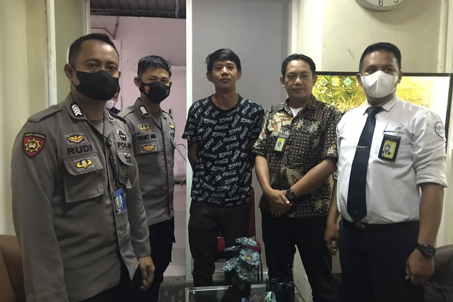 Pelaku pelecehan terhadap pramugari Wings Air, saat diserahkan ke kepolisian. Foto: Dok. Istimewa