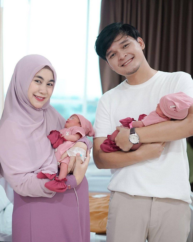Anisa Rahma, Anadito Dwis, dan bayi kembarnya yang baru lahir. Foto: Instagram @anisarahma_12