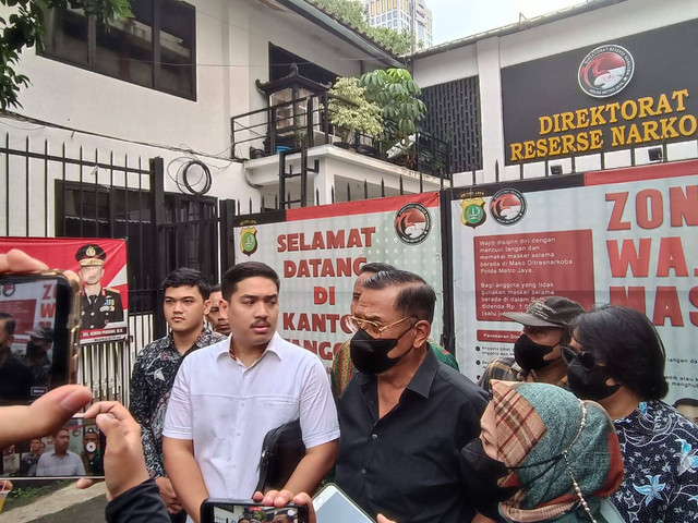 Keluarga dan kuasa hukum AKBP Dody Prawiranegara, Adriel Viari Purba, saat akan menjenguk Dody di Rutan Reserse Narkoba Polda Metro Jaya, Sabtu (22/10). Foto: Hedi/kumparan