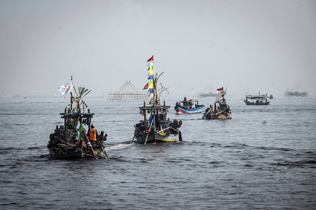 Sejumlah kapal nelayan melakukan prosesi pelepasan sesajen ke laut dalam tradisi Nadran Pesta Laut atau Festival Kampung Nelayan di Cilincing, Jakarta, Sabtu (22/10/2022). Foto: Aprillio Akbar/kumparan