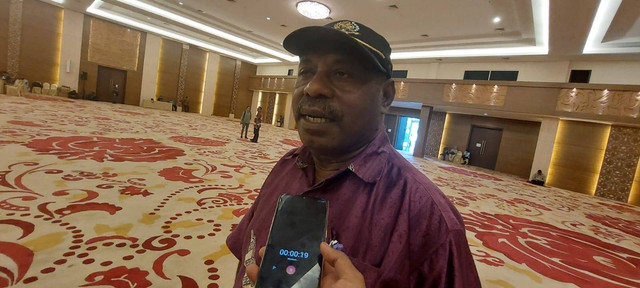 Katua Panitia HUT Tambrauw, Thomas Gewab