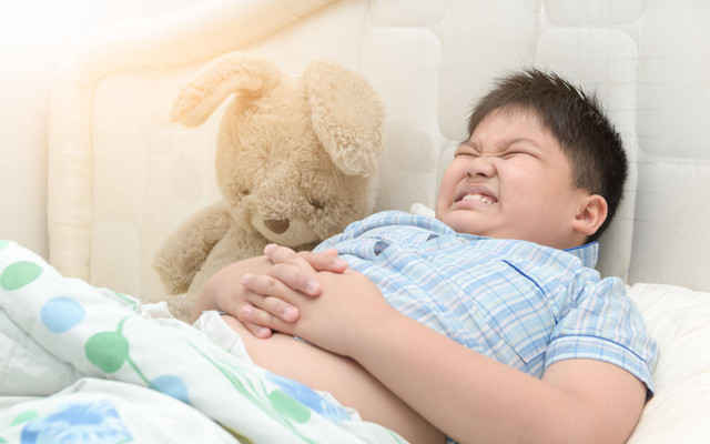 Ilustrasi anak sakit perut. Foto: Shutterstock