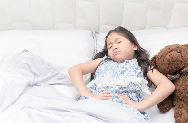 Ilustrasi anak sakit perut, GERD. Foto: Shutterstock