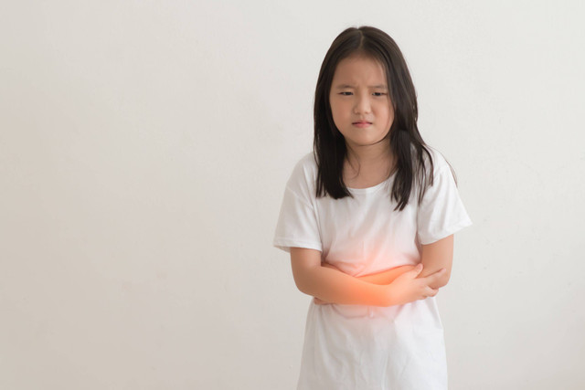 Ilustrasi anak sakit perut. Foto: Shutterstock