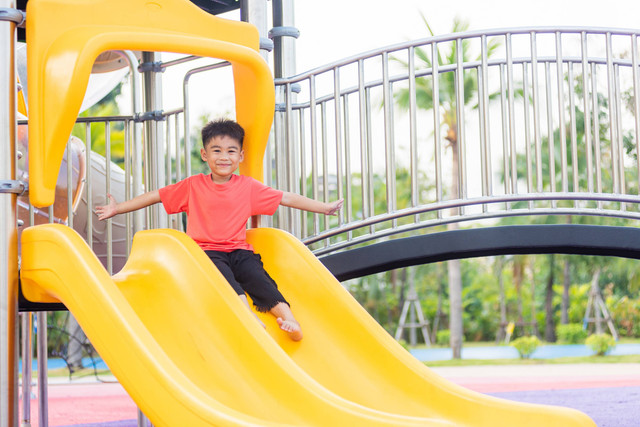 Ilustrasi anak bermain di taman bermain Foto: Shutterstock