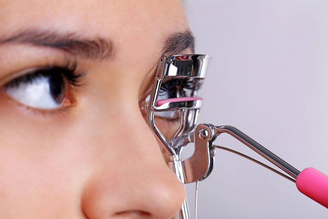 5 Aturan Memakai Penjepit Bulu Mata agar Tidak Rontok. Foto: Shutterstock
