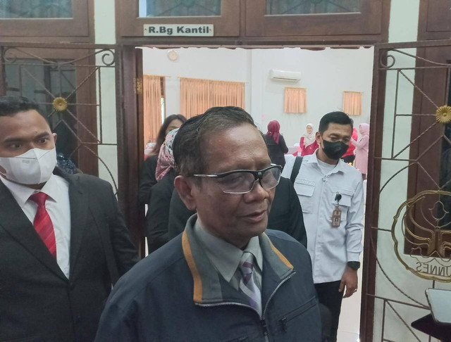 Menkopolhukam, Mahfud MD usai menghadiri pemberian penghargaan doktor Honoris Causa terhadap KSP Moeldoko di Unnes, Sabtu (22/10). Foto: Intan Alliva/kumparan