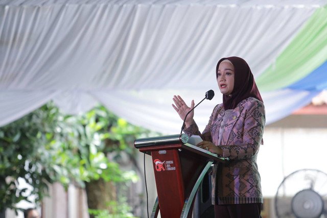 Anggota Dewan Komisioner Otoritas Jasa Keuangan (OJK) Bidang Edukasi dan Perlindungan Konsumen, Friderica Widyasari Dewi, di Ponpes Al Munawwir Yogyakarta. Foto: OJK