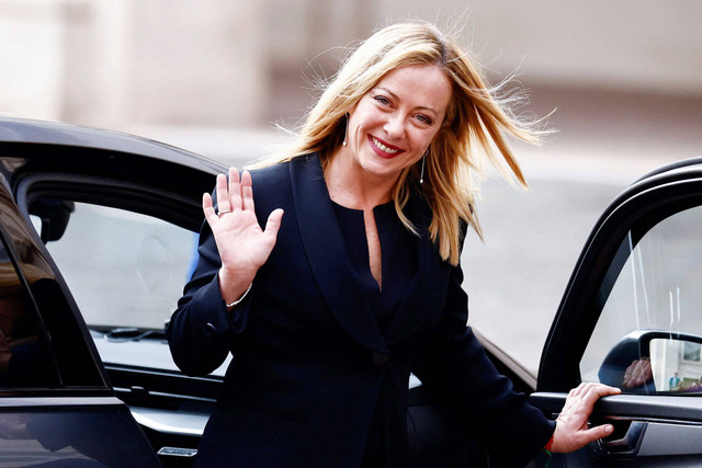 Perdana Menteri Italia yang baru terpilih Giorgia Meloni tiba pada upacara pengambilan sumpah di Istana Kepresidenan Quirinale, di Roma, Italia. Foto: Yara Nardi/REUTERS