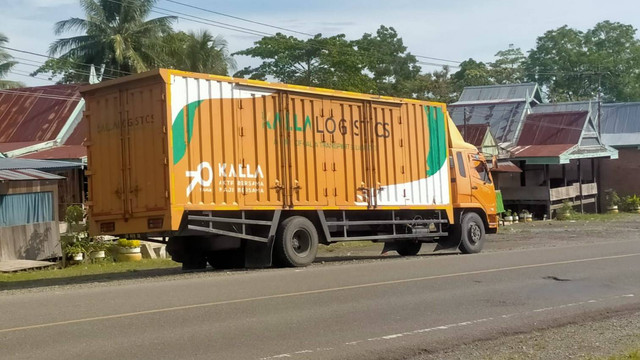 Mobil boks milik Kalla Logistics jadi sasaran pencurian solar dengan cara merusak tangki BBM. Foto: Dok. Istimewa