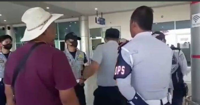 Tangkapan layar dari video Kadishub Kota Palangka Raya saat memukul perut tiga anak buahnya. (FOTO: Dokumen Ist).