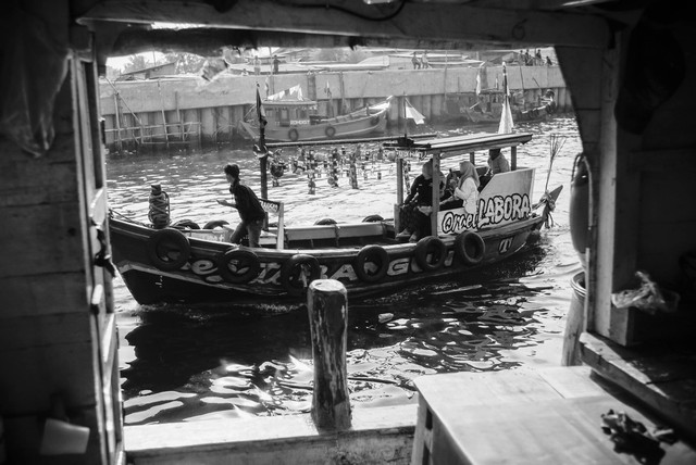 Warga di atas perahu yang hendak menuju tempat larung sesajian dalam rangka Nadran atau Syukuran Laut di Pesisir Cilincing, Jakarta Utara. Foto: Jamal Ramadhan/kumparan