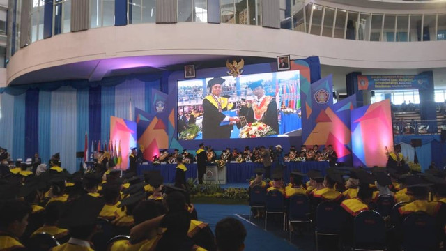 Prosesi pengukuhan wisudawan tahun akademik 2021/2022 Polinema. Foto / Feni Yusnia