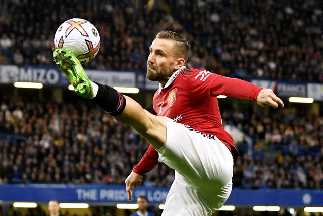 Pemain Manchester United Luke Shaw beraksi saat hadapi Chelsea di Stamford Bridge, London, Inggris, Sabtu (22/10/2022). Foto: Action Images via Reuters/Matthew Childs