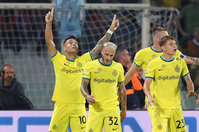 Pemain Inter Milan Lautaro Javier Martinez merayakan gol saat hadapi Fiorentina di Stadio Artemio Franchi, di Florence, Italia, Sabtu (22/10/2022). Foto: Gabriele Maltanti/Getty Images
