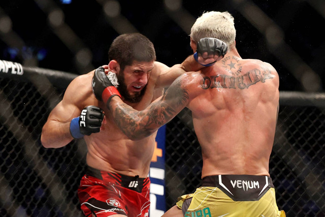 Islam Makhachev saat melawan Charles Oliveira pada UFC 280 di Etihad Arena, Abu Dhabi, Uni Emirat Arab, Minggu (23/10/2022). Foto: Christopher Pike/REUTERS