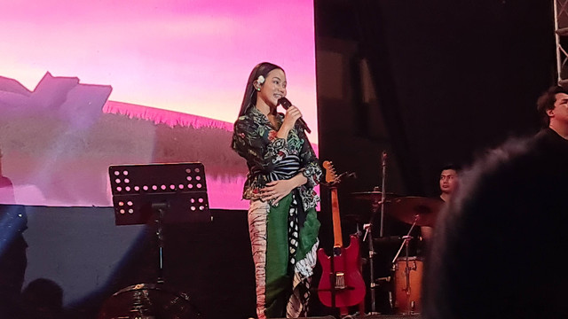 Yura Yunita tampil tanpa riasan di panggung Women's Day Out, Sabtu (22/10/2022). Foto: Sandra/Tugu Jogja